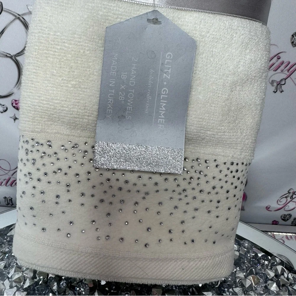 Glitz + glimmer towels crystal Elegant White set 2 Silver Accents bling diamonds